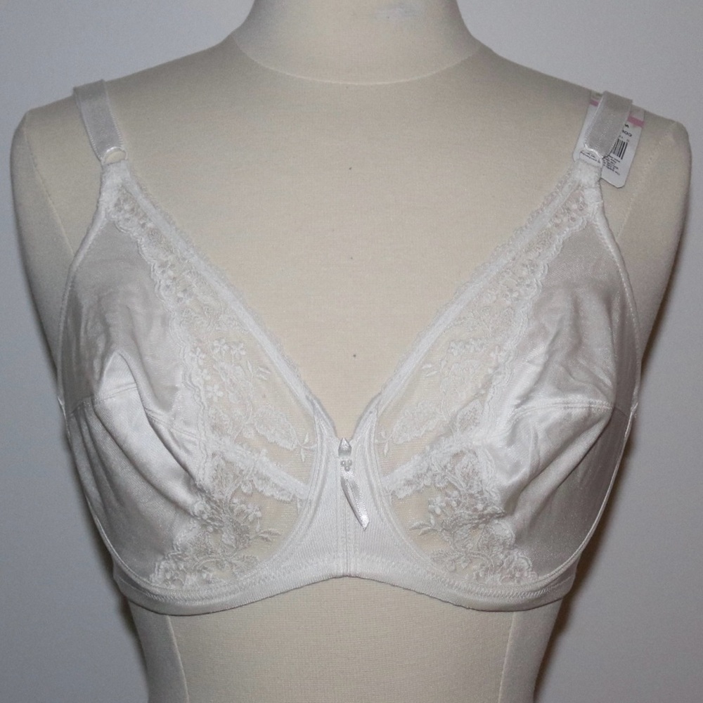 White lace bra with underwire and bow detail